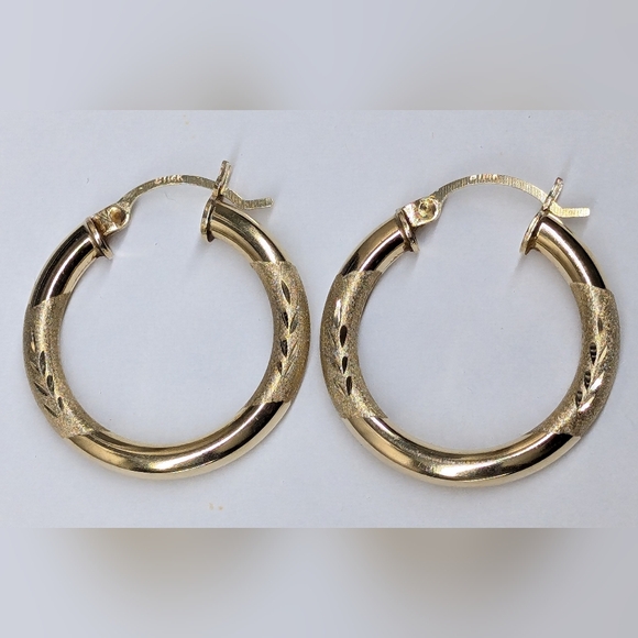 14k Yellow Gold Diamond Cut 3.5mm Hollow 1.1" Hoop Earrings 3g - Picture 3 of 8